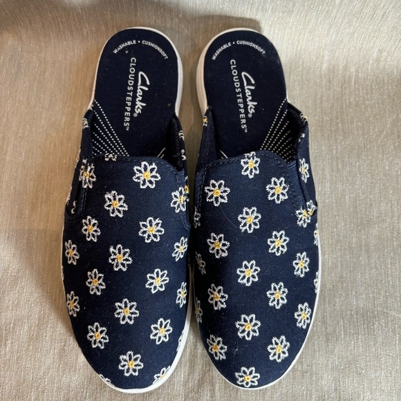 CLARKS CLOUDSTEPPER Sz 7 Slip On Comfort Mules With Daisies - Picture 3 of 9
